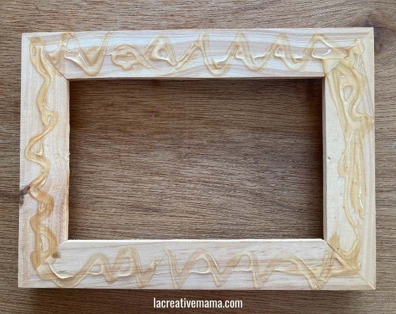 How to decorate a wooden frame with fabric scraps tutorial 7